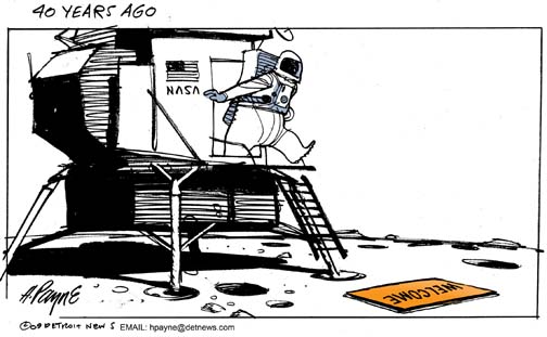 0719bMoon40YearsUFSCOLOR